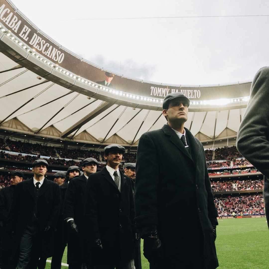 Hombres vestidos de Peaky Blinders en el estadio Metropolitano