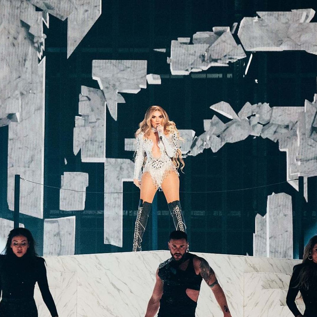 Melody durante su actuación en Eurovisión