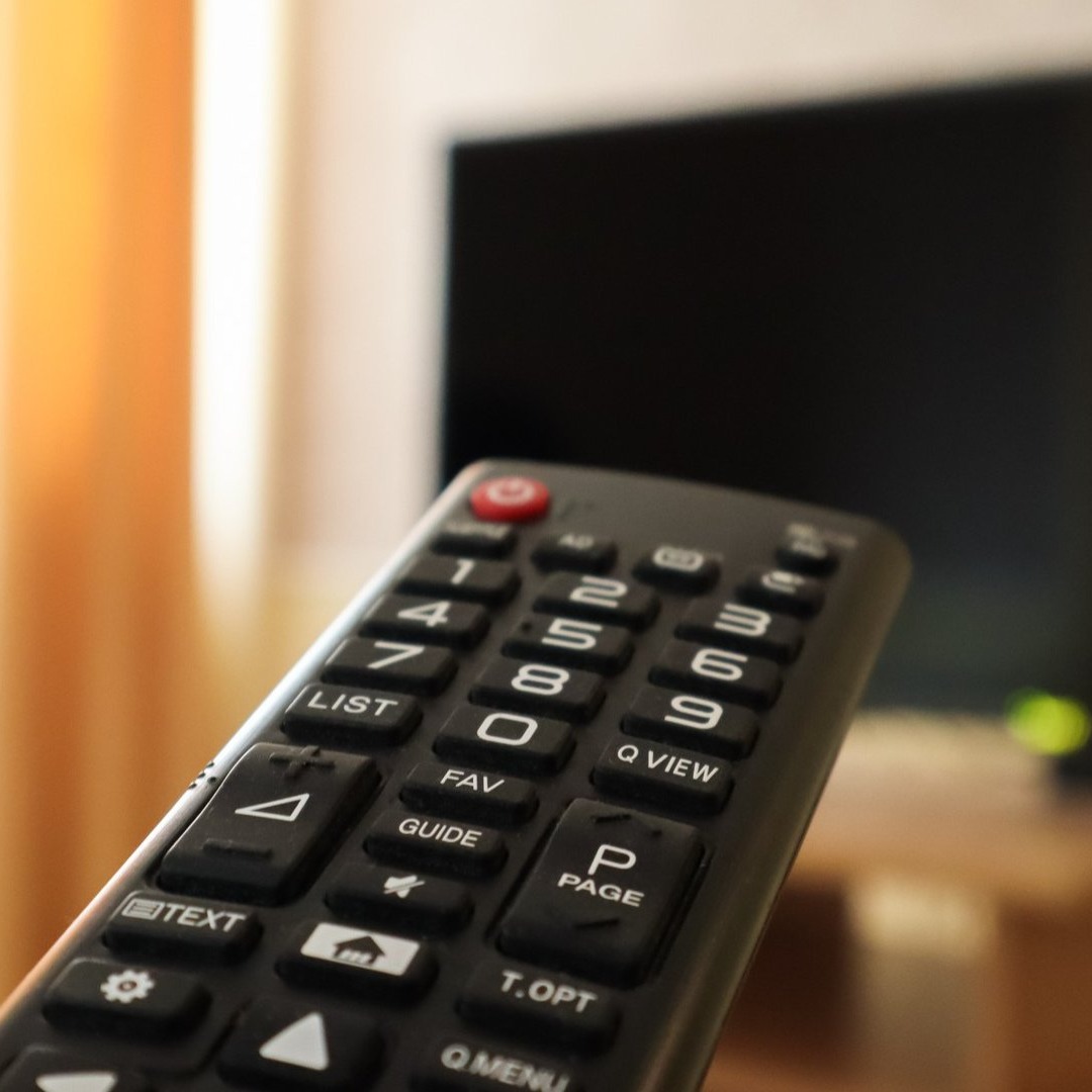 Mando a distancia apunta a televisión