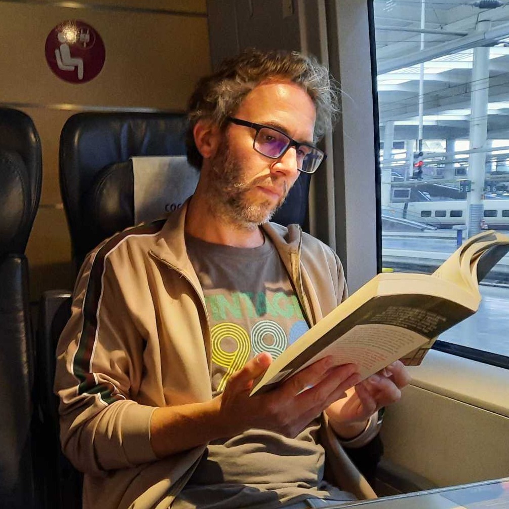 AVE-Coche lectura silencio