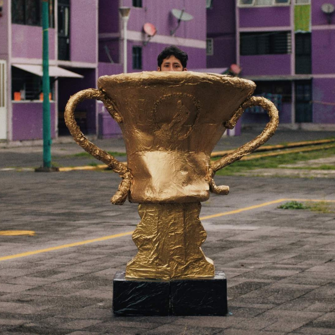 Chico disfrazado de trofeo