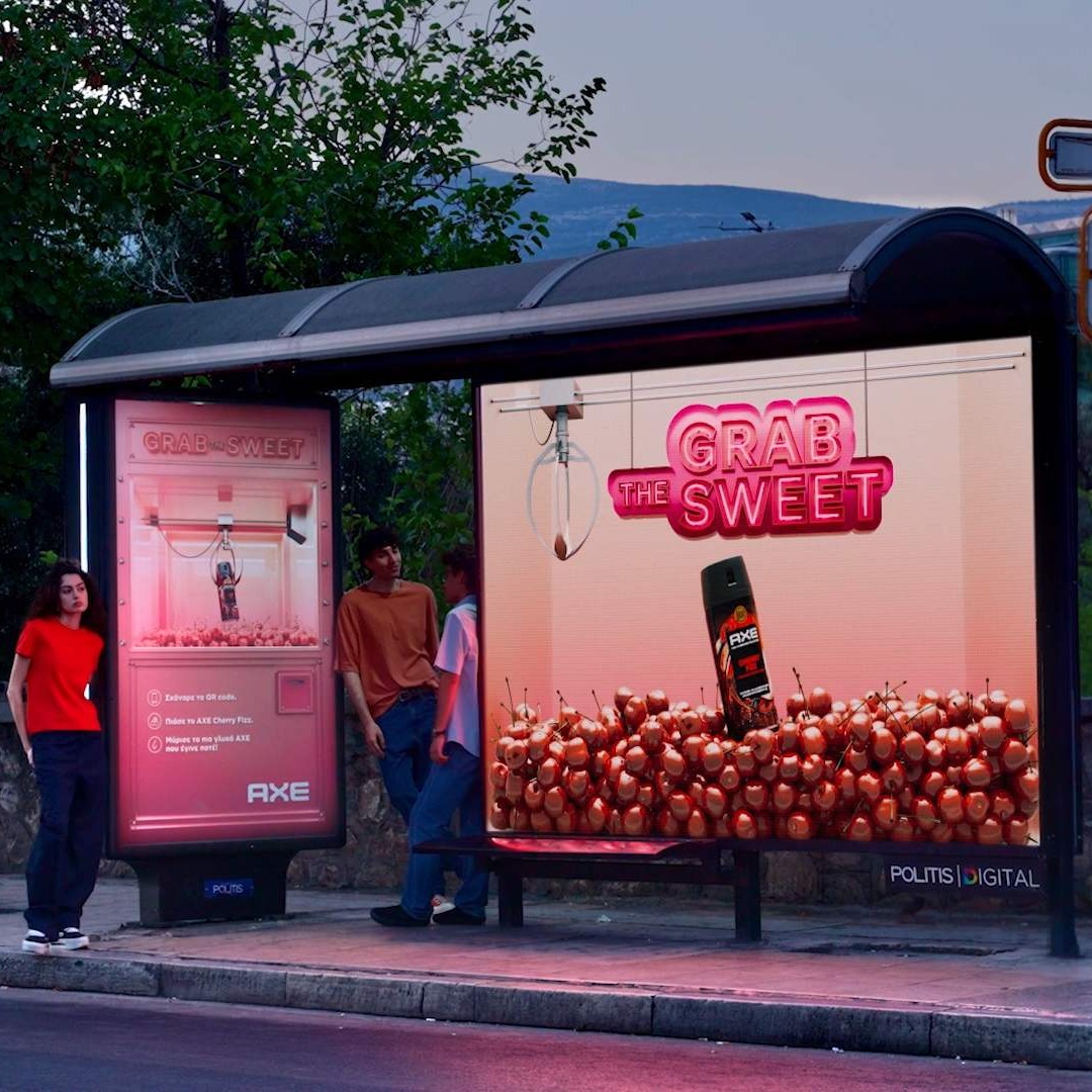 Parada de autobús con publicidad de Axe