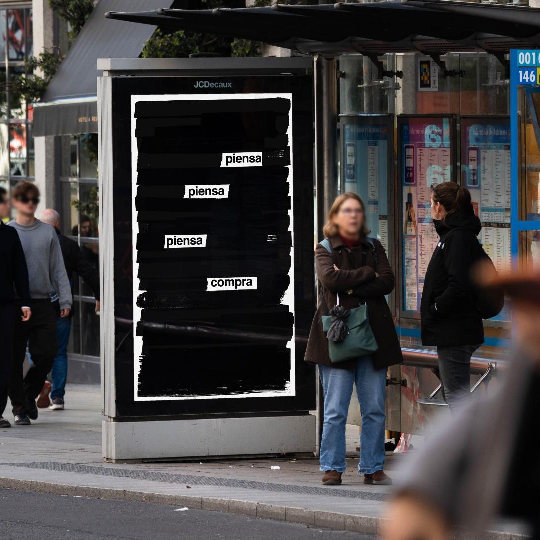 Mupi con campaña de B100