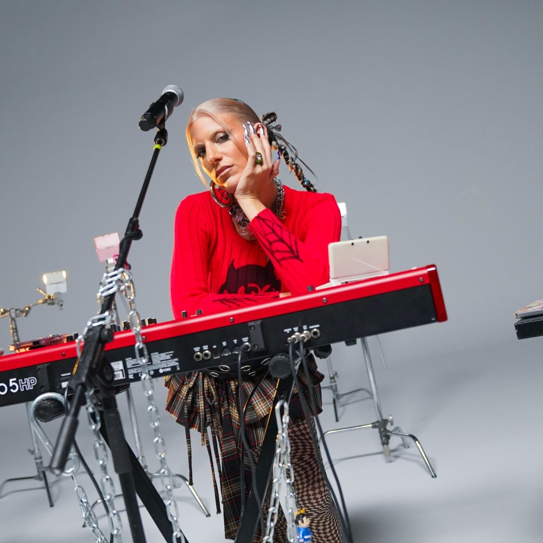 La artista Ganges posando con un piano electrónico