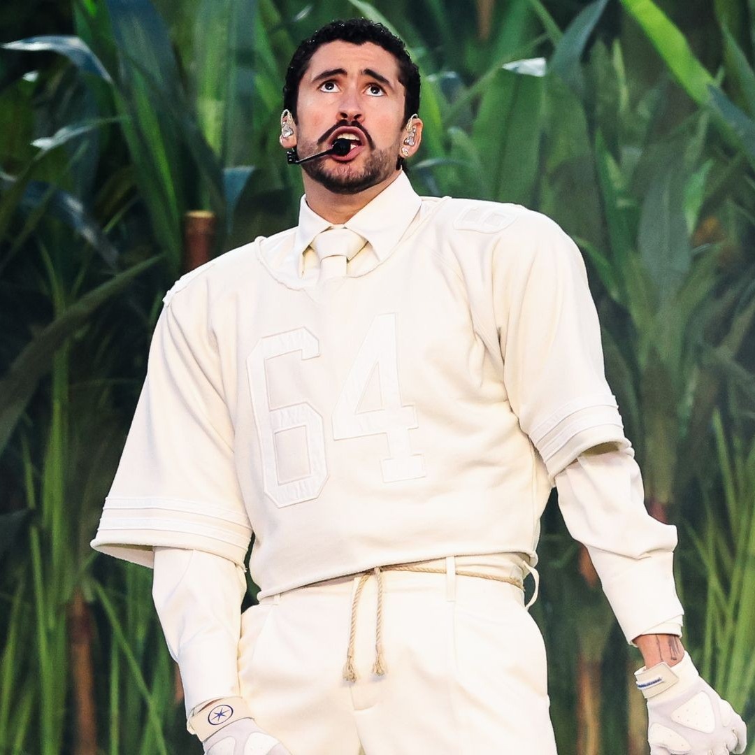 Bad Bunny durante su actuación en la Super Bowl