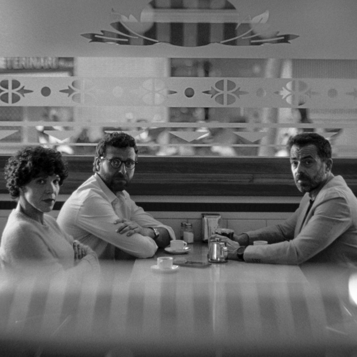 Un momento del anuncio en blanco y negro con los tres jóvenes que tienen que decidir qué van a hacer con su vida laboral