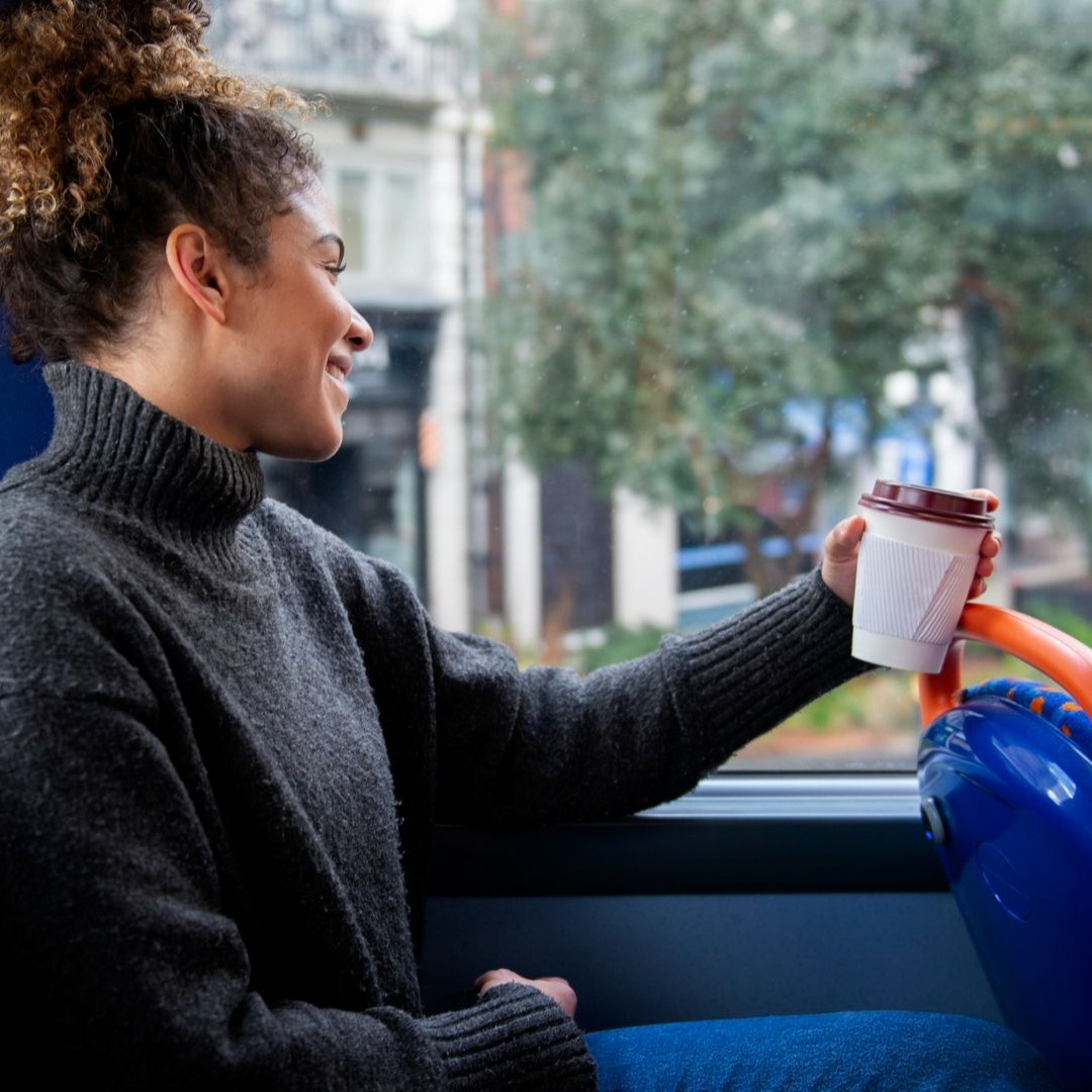 Chica mira por la ventana de un autobús