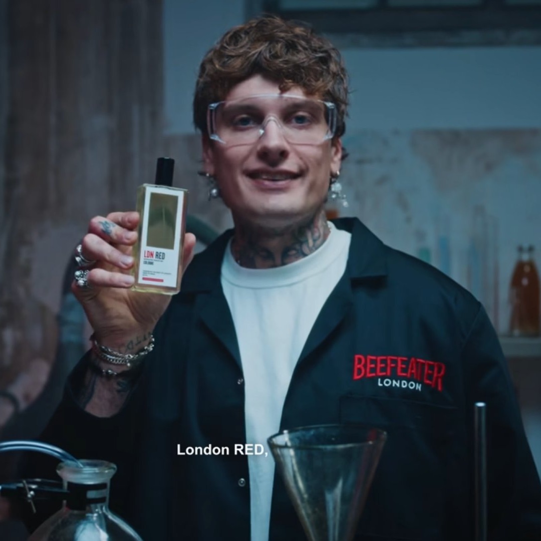 El creador Misho sujeta un bote de colonia de Beefeater