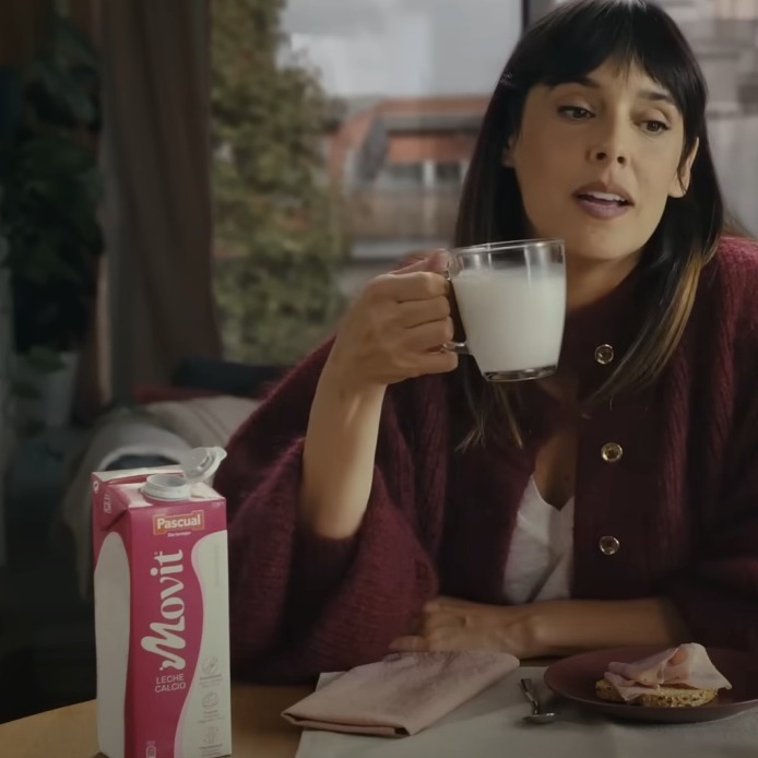 belen cuesta bebiendo una taza de leche
