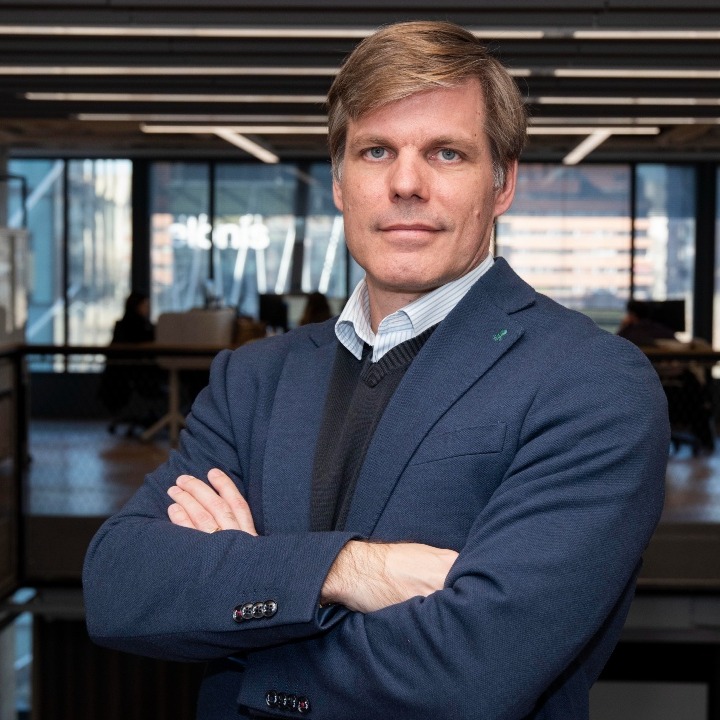 Beltrán García-Durán en un plano medio de brazos cruzados