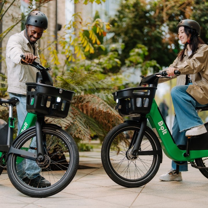 Una chica y un chico sobre sus bicicletas Bolt