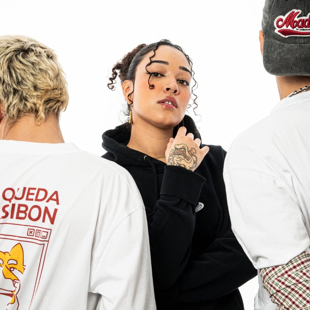 Modelos posan con prendas de La Bizumería