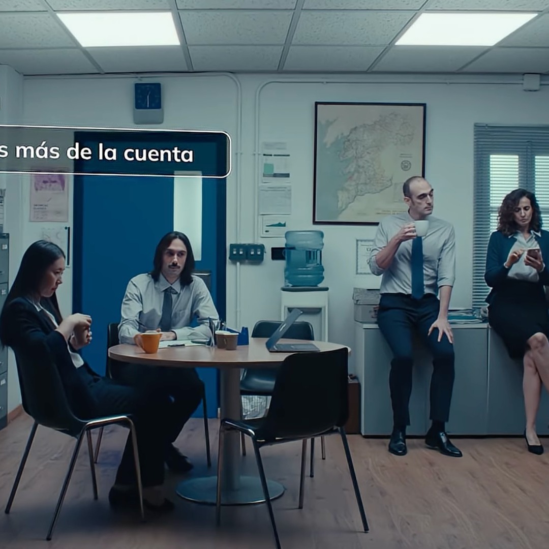 Personas en ofician en el nuevo anuncio de Bizum