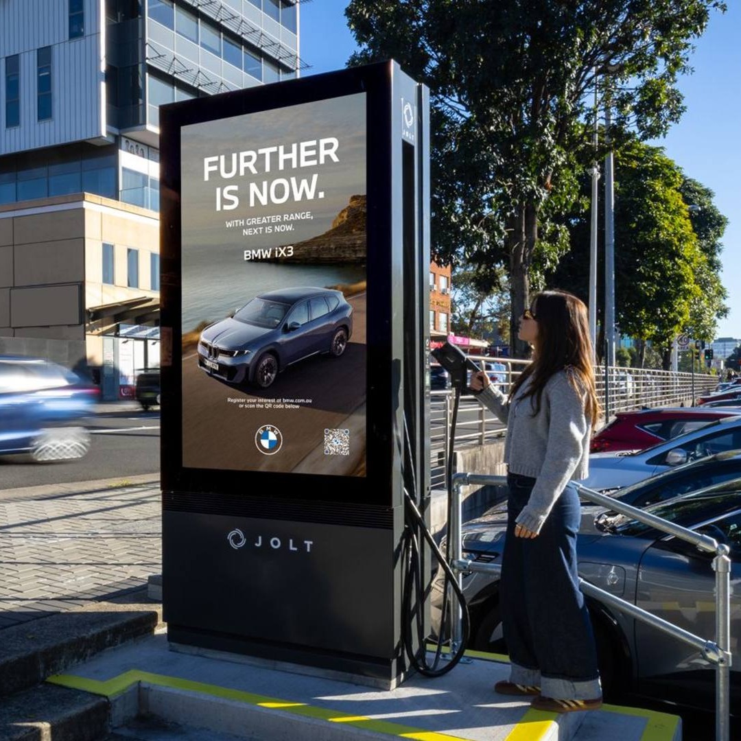 Publicidad de BMW en un cargador eléctrico