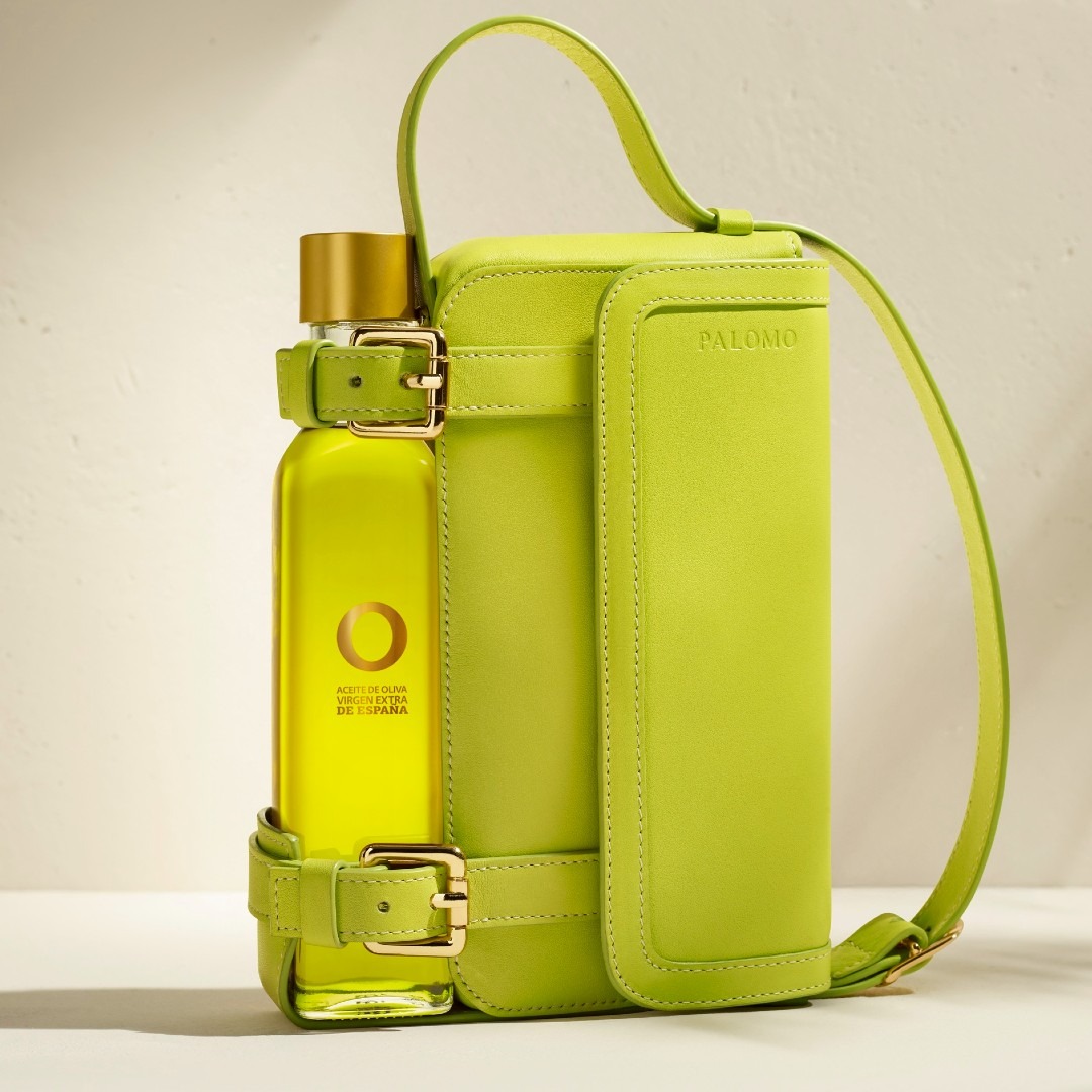 Bolso con botella de aceite