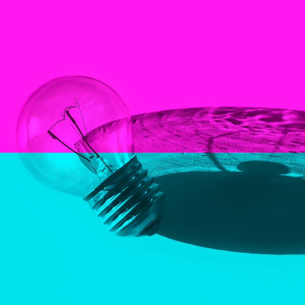 una bombilla sobre un fondo rosa y azul