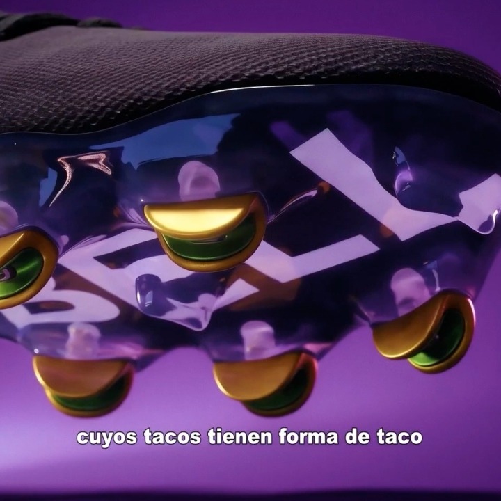 Las botas de Taco Bell moradas con los tacos dorados que tienen forma de taco mexicano
