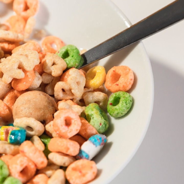 un bowl de cereales de colores