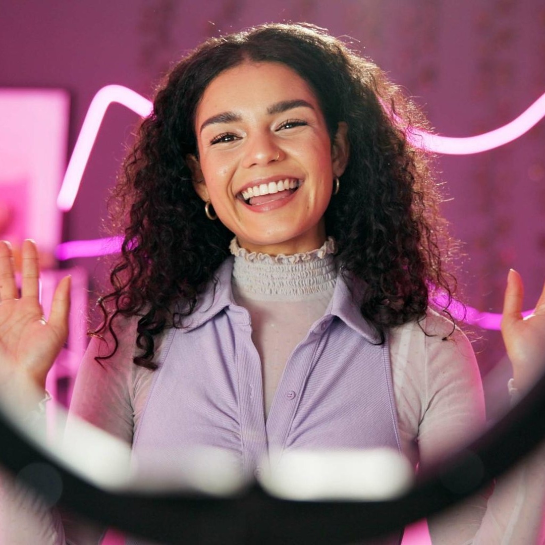 Una influencer mirando a cámara y grabando un video