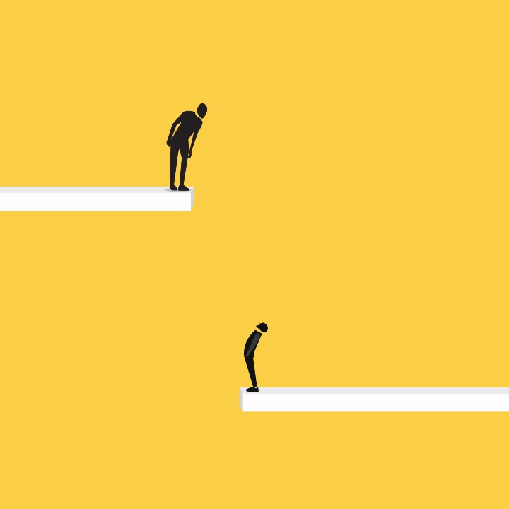 sobre un fondo amarillo una silueta humana negra mira hacia abajo donde hay otra que mira hacia arriba separadas por un abismo