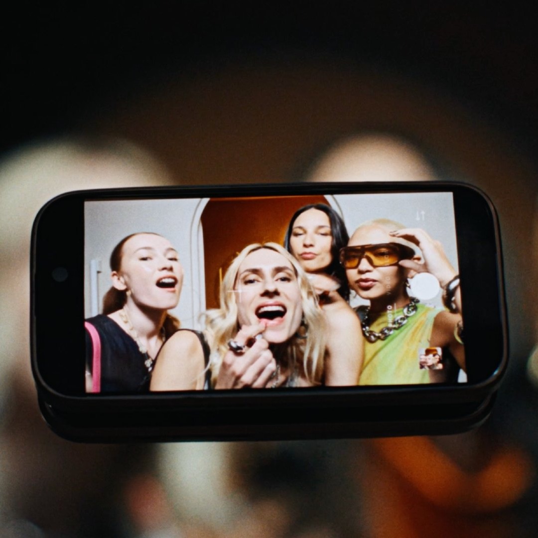 Chicas haciéndose fotos con un móvil
