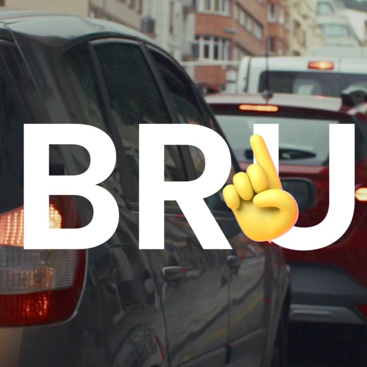 Un atasco de coches con el texto sobreimpreso "brum" y un emoji de una mano