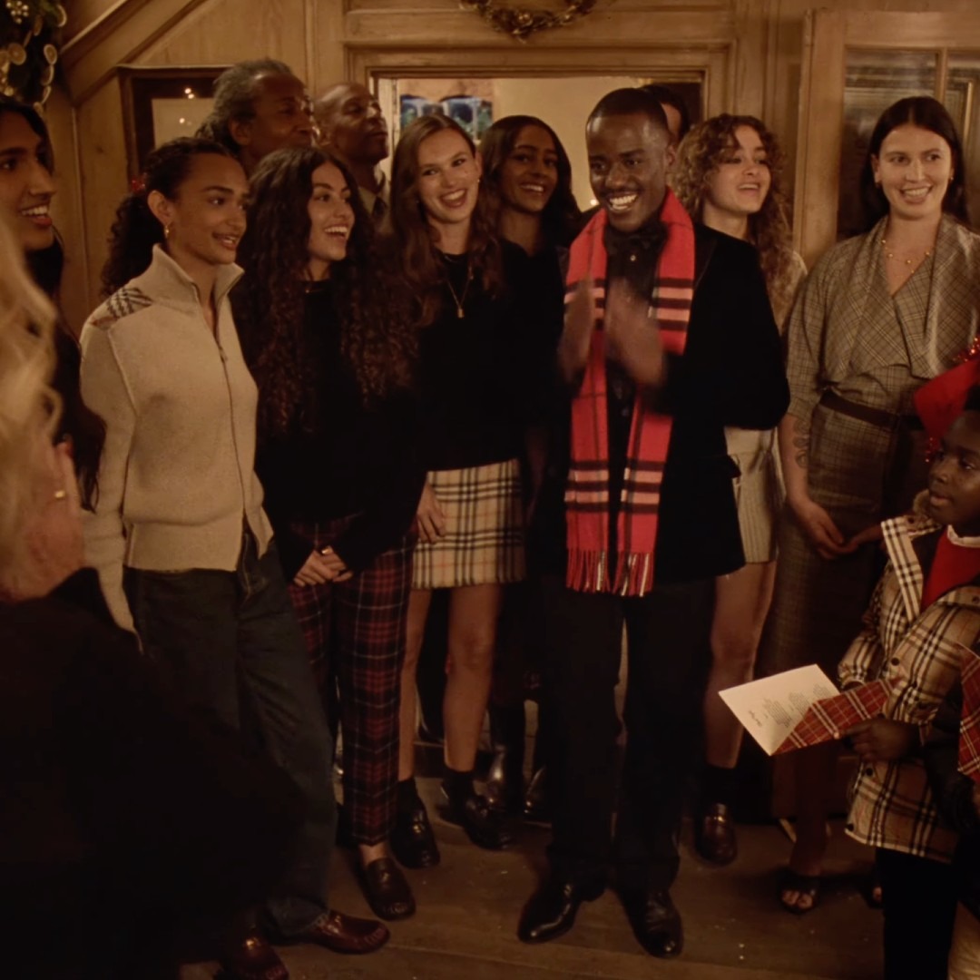 Grupo de personas cantan villancicos en el anuncio de Navidad de Burberry