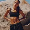 Chica luce prendas deportivas de Burberry