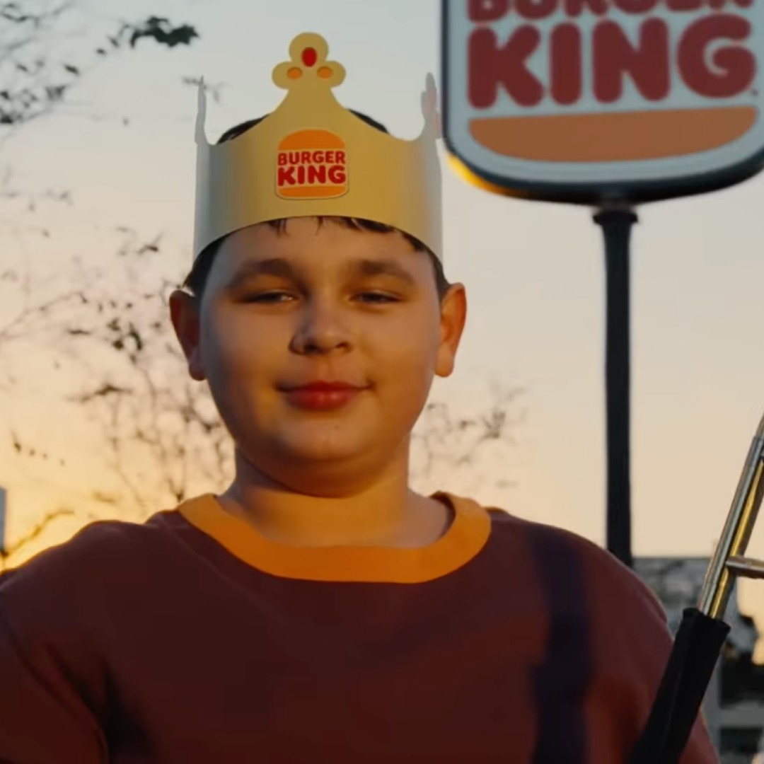 Un chico con la corona de Burger King