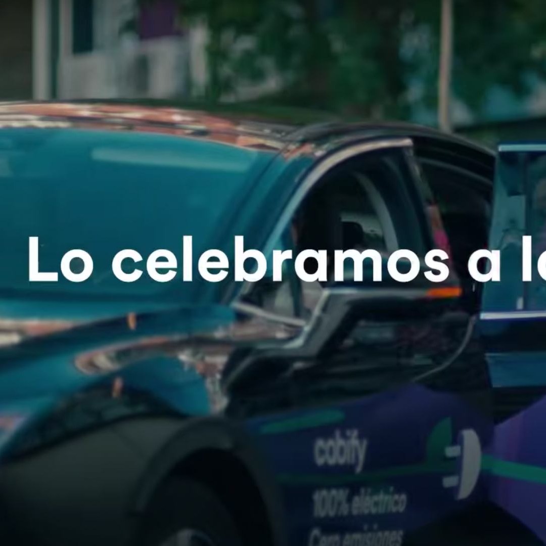 Chica subiéndose a un coche de Cabify
