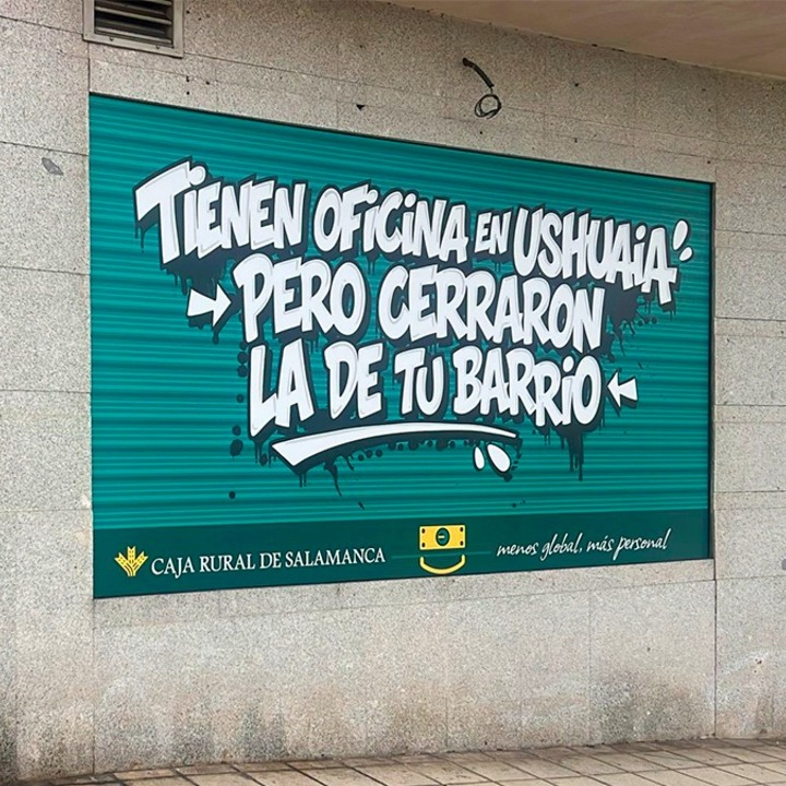 Una sucursal cerrada de Caja Madrid con la campaña de Caja Rural