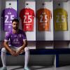 Jugador del Lamphun Warriors FC con una camiseta morada en el vestuario de fútbol