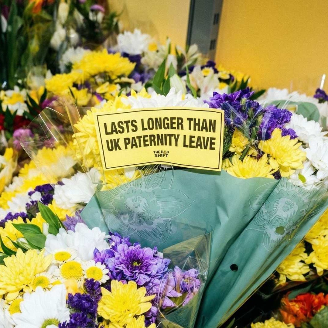 Flores con una pegatina amarilla