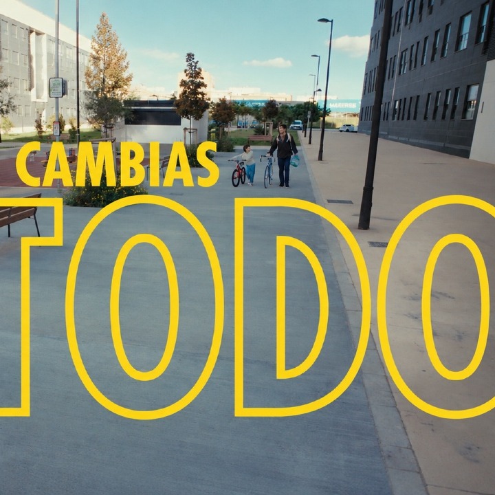 La frase "Lo cambias todo" junto a un cubo de basura en la calle