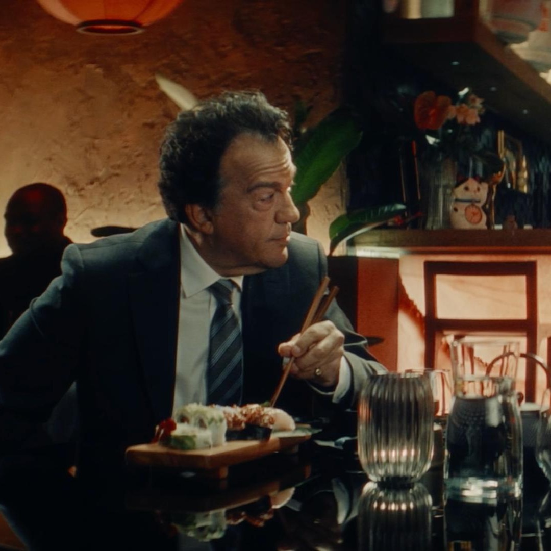 Dos personas de negocios durante una comida