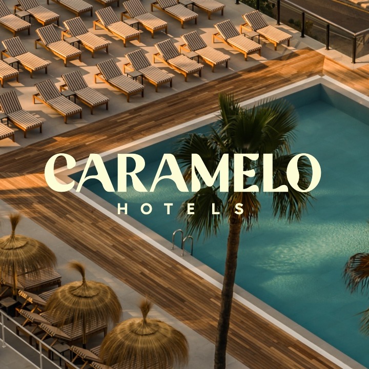 Logotipo del hotel Caramelo sobre fondo de piscina