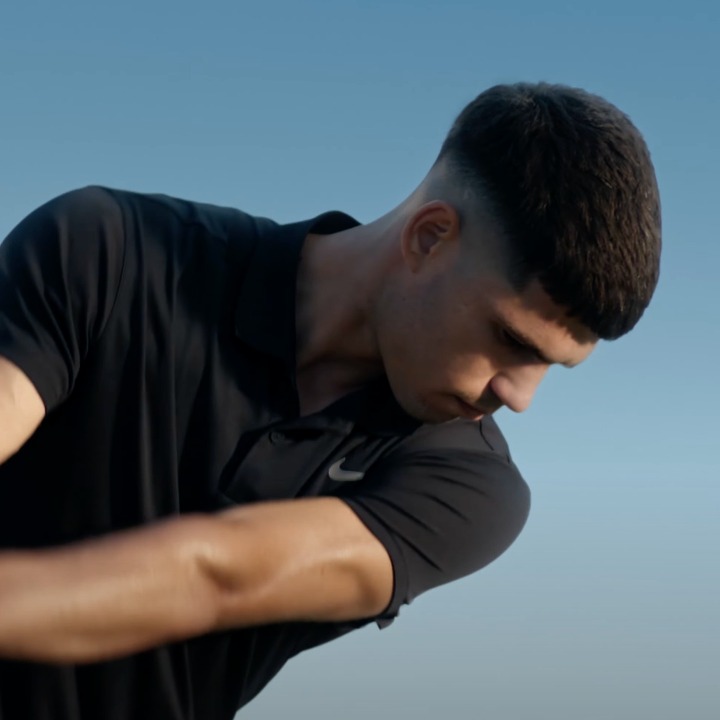 carlos alcaraz jugando al golf