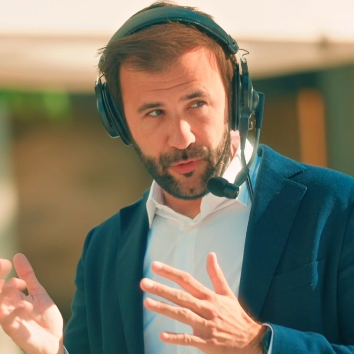 Carlos García Trillo con los auriculares hablando por la calle en Luz & Luces