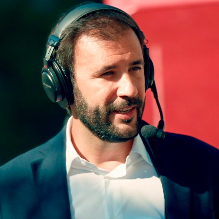 Carlos García Trillo con los auriculares hablando por la calle en Luz & Luces