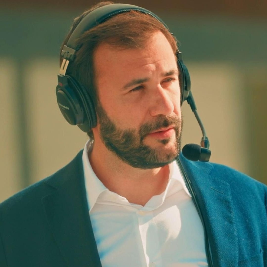 Carlos García Trillo con los auriculares hablando por la calle en Luz & Luces