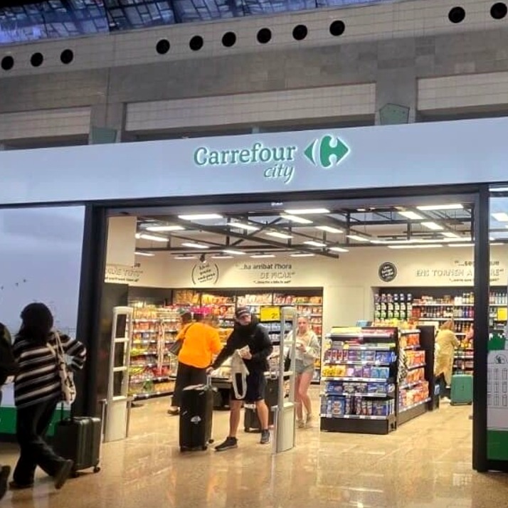 Imagen de la entrada a la tienda de Carrefour en el aeropuerto de Barcelona