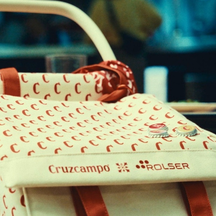 Detalle del carrito con los logos de Cruzcampo y Rolser