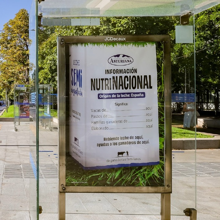 Un mupi en la calle que muestra la gráfica de Central Lechera Asturiana