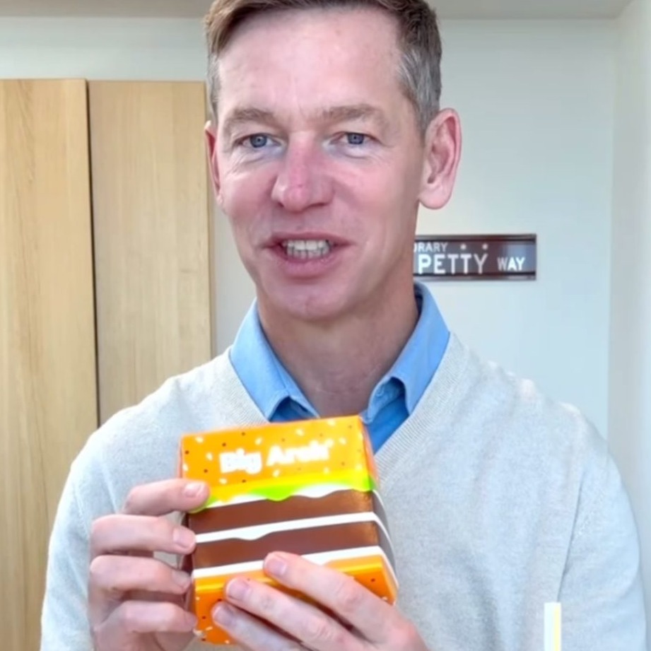 Chris Kempczinski, CEO de McDonald's, comiendo una hamburguesa