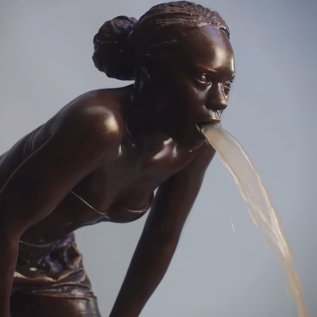 Estatua de una mujer vomitando agua sucia