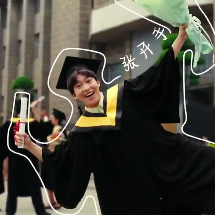Un chico recién graduado haciendo una pose divertida con el diploma y un ramo de flores