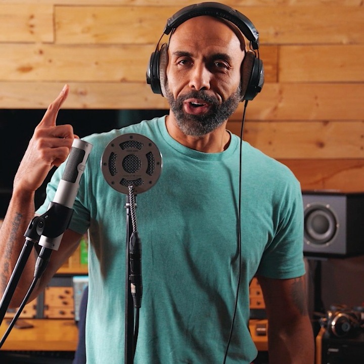 El Chojin en el estudio de grabación con los cascos frente al micrófono