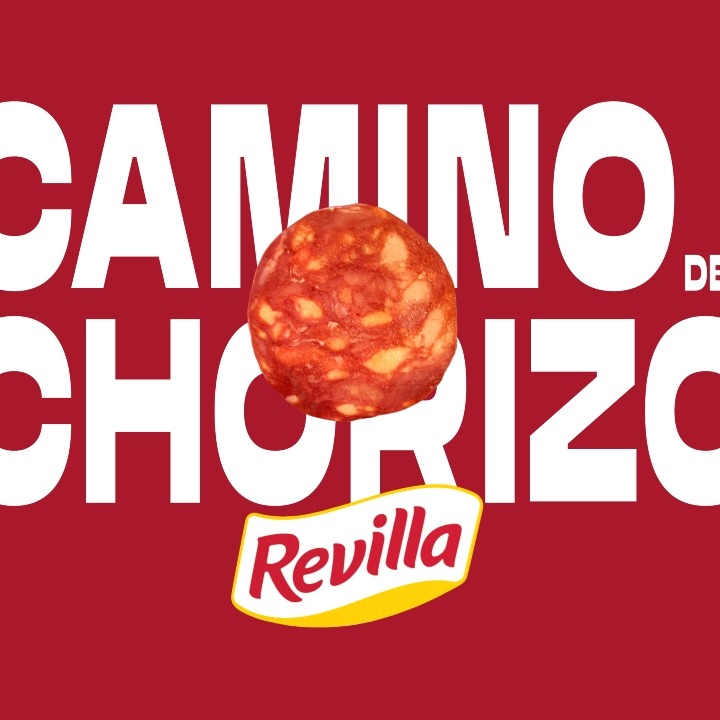 Una rodaja de chorizo junto al texto "Camino del chorizo" y el logo de Revilla