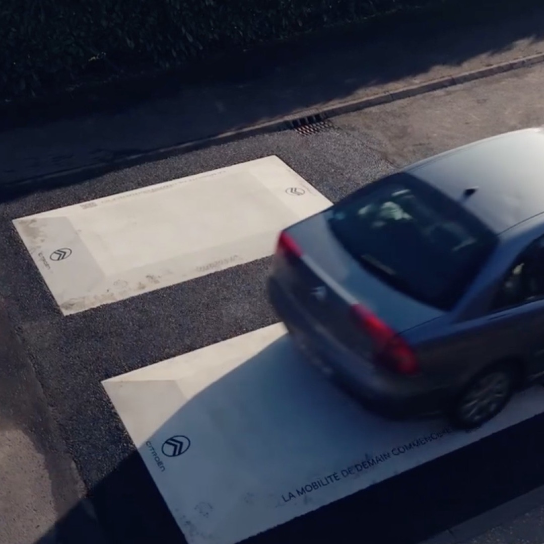 Un coche circula sobre un badén instalado por Citröen