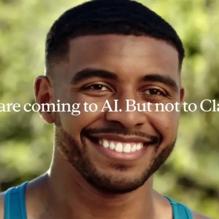 El protagonista de uno de los spots sonriendo
